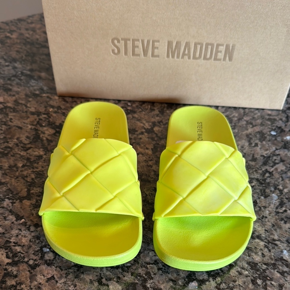 Steve Madden soulful Green Quilted Sandals Slip-On NWT 6